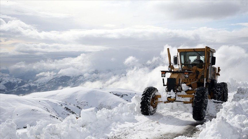 Kardan kapanan köy yolu ekiplerin çalışmasıyla açıldı