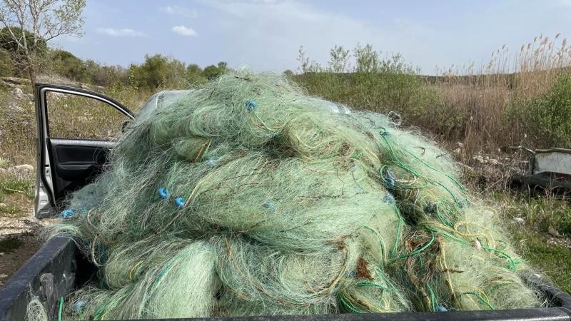 Beyşehir Gölü'nde yüzlerce metre ağ ele geçirildi