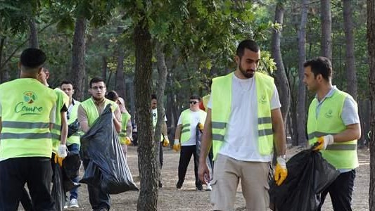 AK Partili gençler orman temizledi