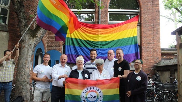 Almanya'da sözde camiye LGBT bayrağı asıldı