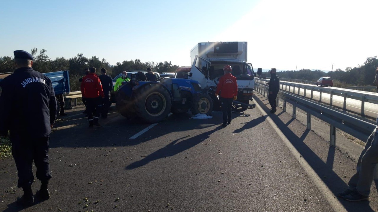 Balıkesir'de traktörle kamyonet çarpıştı: 4 yaralı