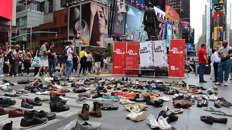 Times Meydanı'na 251 çift ayakkabı konuldu