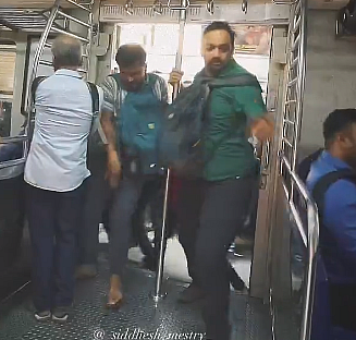 Tüm toplu taşıma videolarını unutturan Mumbai metrosu