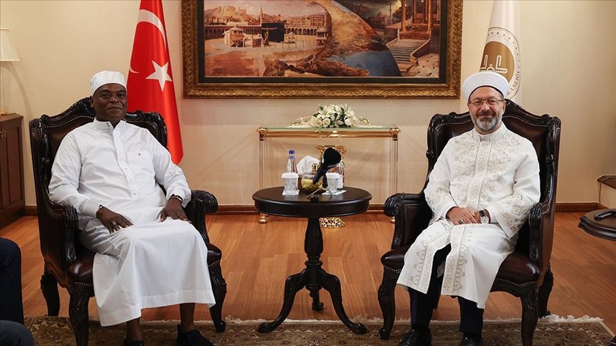 Diyanet Başkanı Erbaş, Müslüman olan eski rahibi kabul etti