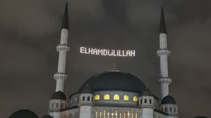 Taksim Camii'nin ilk mahyası: Elhamdülillah