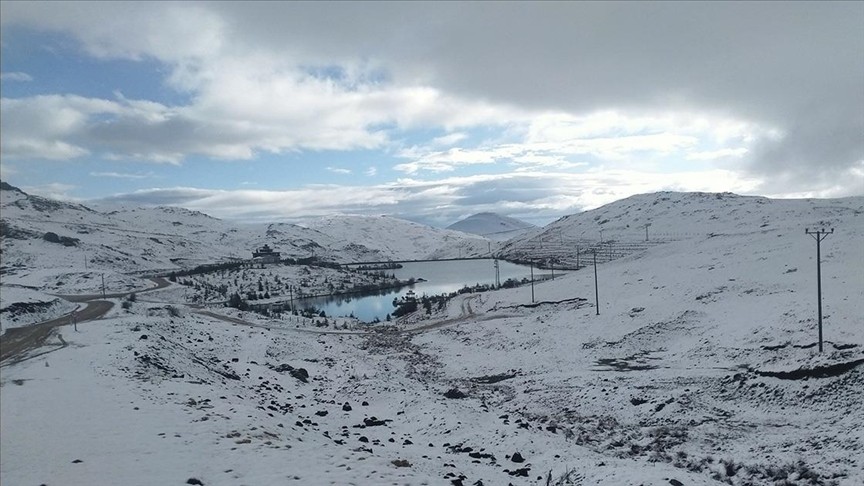 Tokat'ın yüksek kesimlerinde kar yağışı