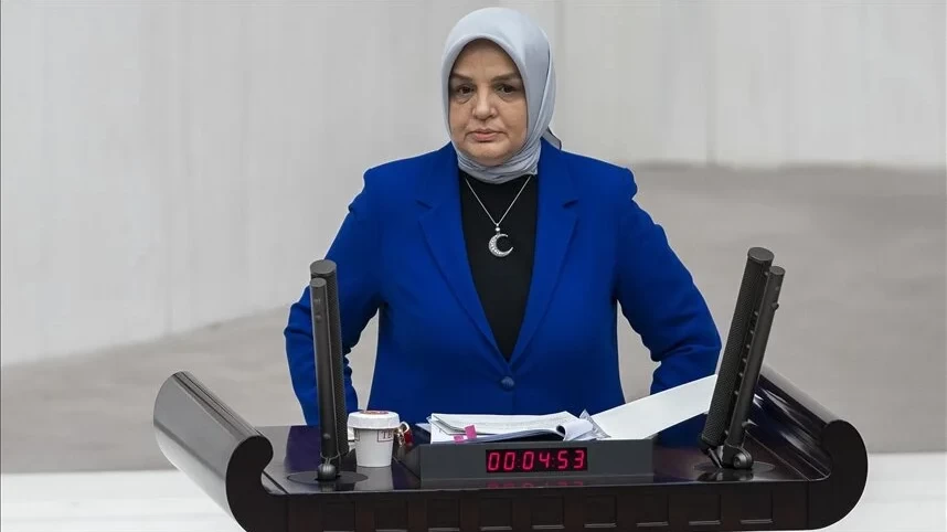 AK Parti Genel Merkez Kadın Kolları Başkanı Keşir, oyunu Düzce'de kullandı