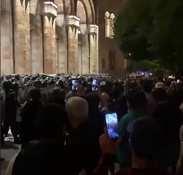 Erivan'da Ermeniler sokaklara indi polisle çatıştı