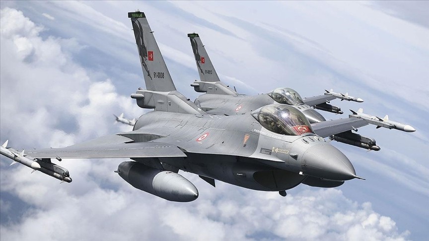 Türk F-16 savaş uçakları Polonya semalarında