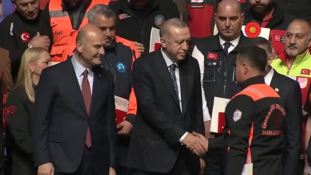 Başkan Erdoğan'dan Ümraniye Belediyesi Sivil Arama Kurtarma Ekibine madalya