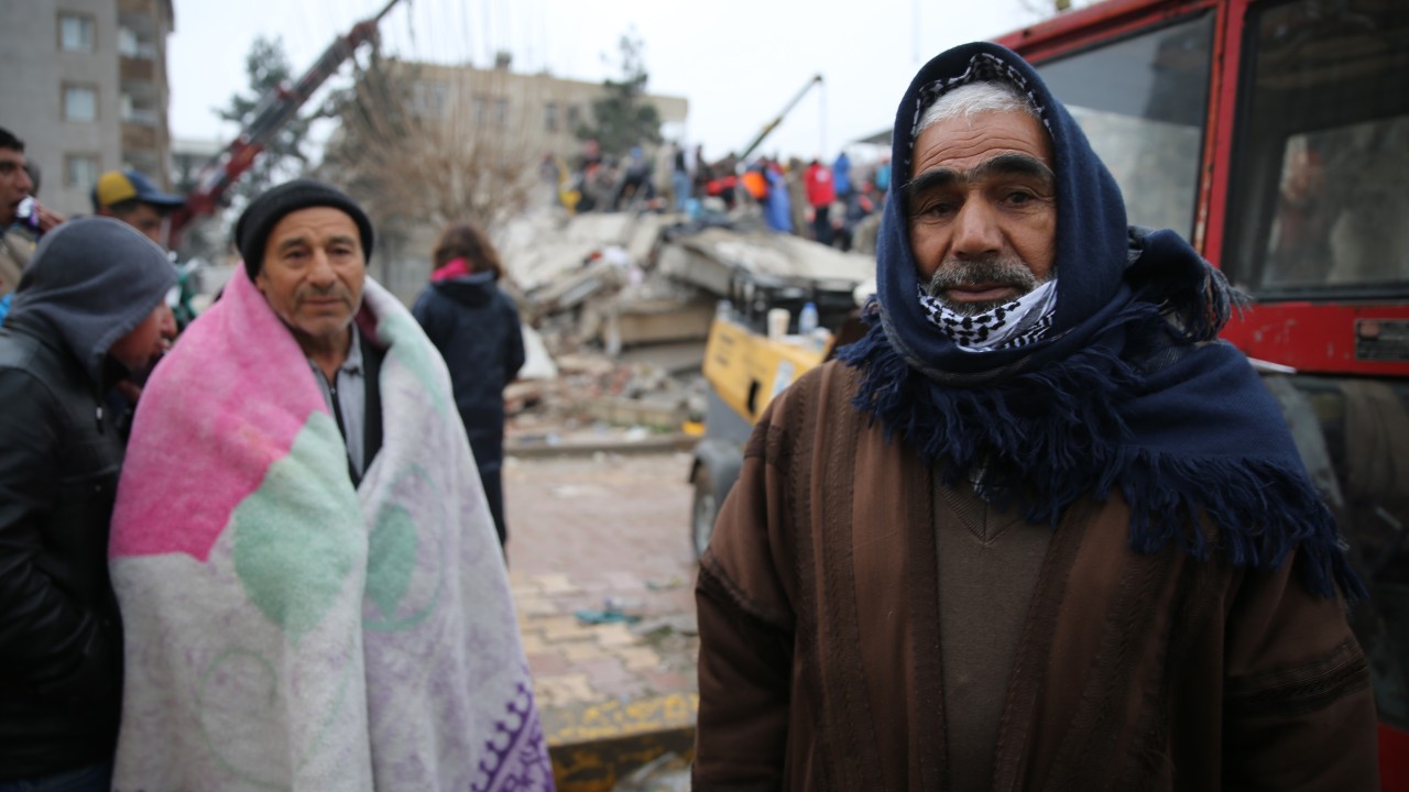 Şanlıurfa'da enkaz altındakilerin yakınlarının umutlu bekleyişi sürüyor
