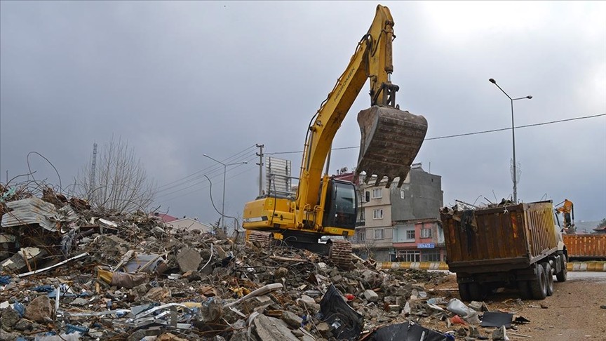 Adıyaman'da depremden kalan enkazlar kaldırılıyor