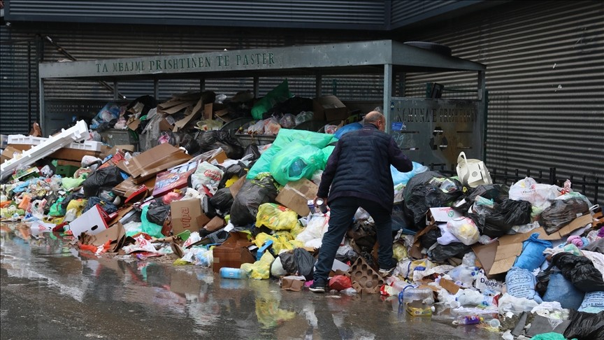 Kosova'da grev nedeniyle sokaklar çöp yığınlarıyla doldu