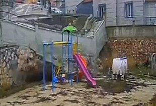 Tokat'ta istinat duvarı çocuk parkına yıkıldı