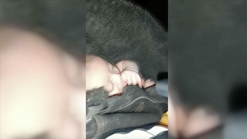 2 aylık bebek enkazdan elini emerek çıktı