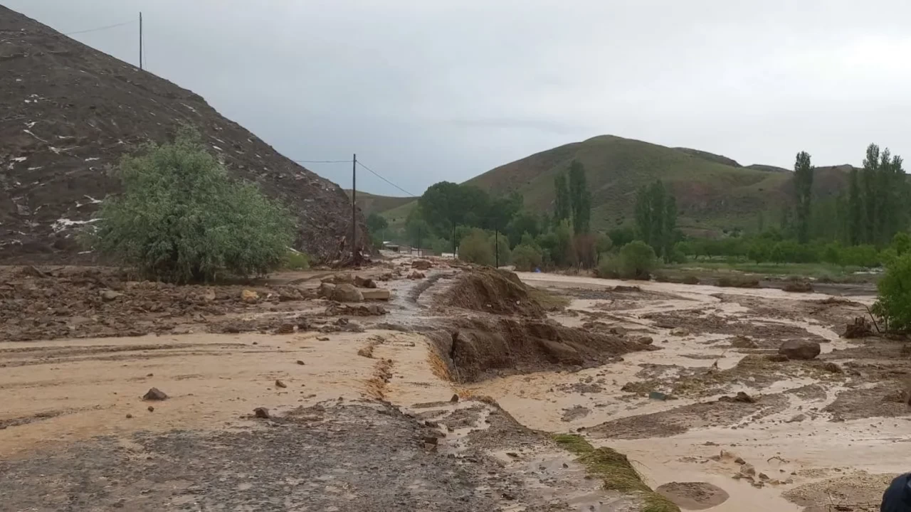 Sivas'ı sel vurdu: Tarım arazileri zarar gördü