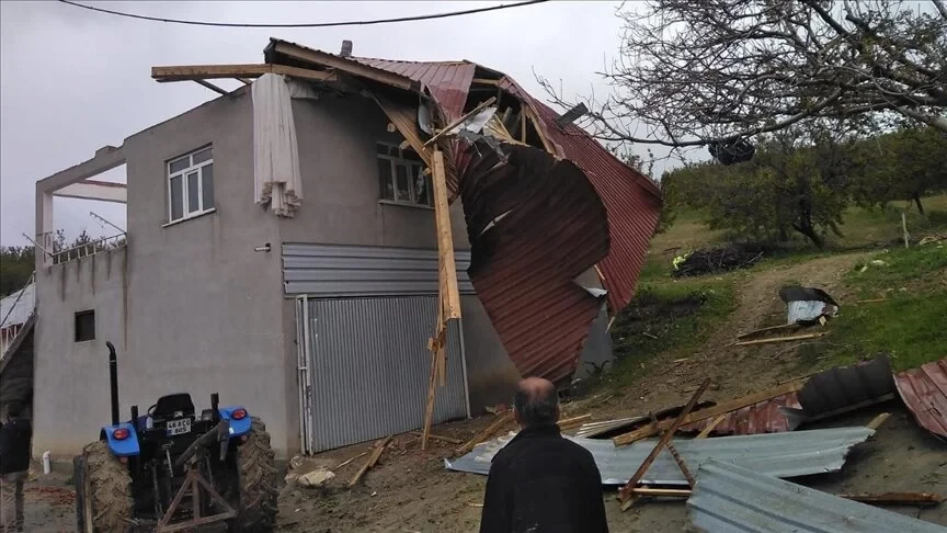 Kahramanmaraş'ta fırtınada bazı evlerin çatıları uçtu