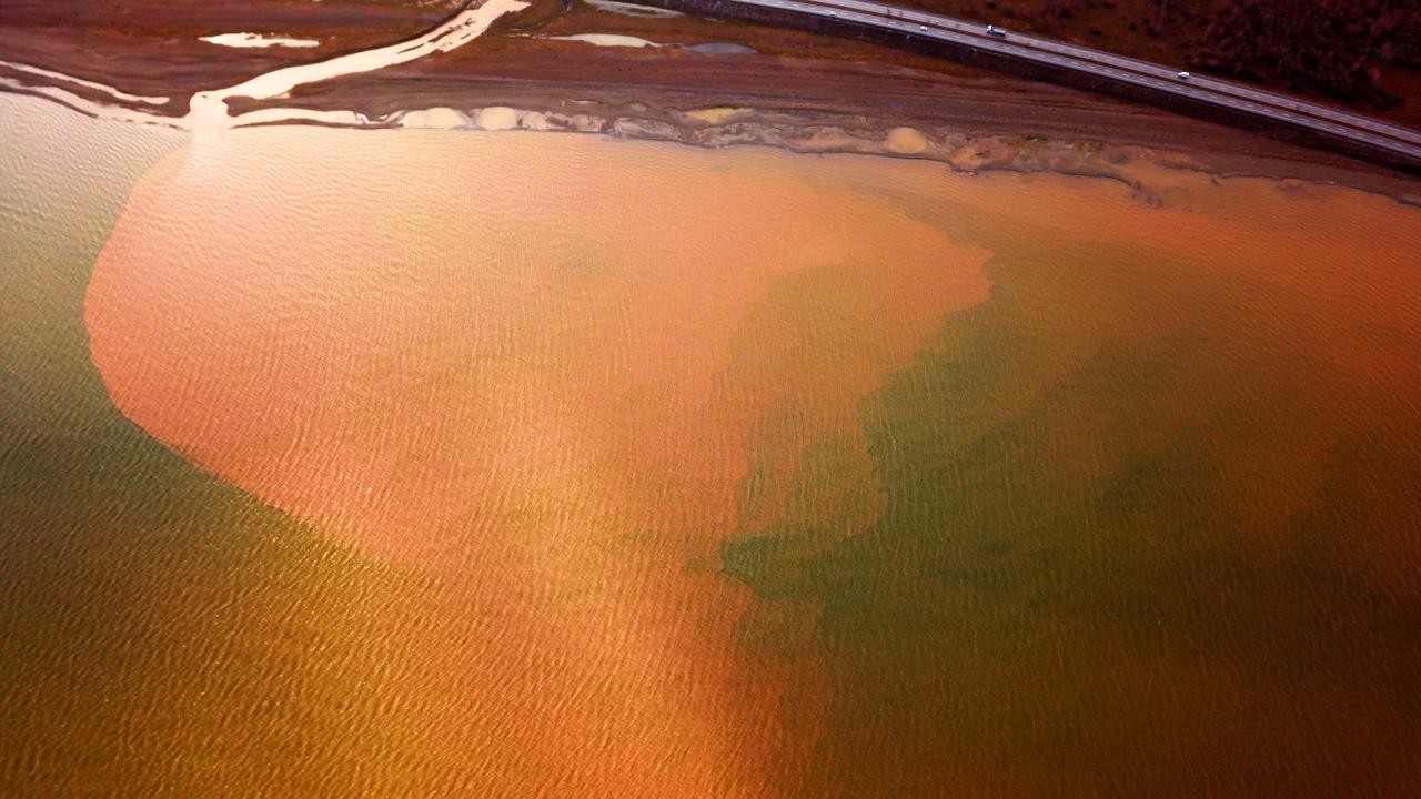 Sel suları Van Gölü'nü kızıla boyadı