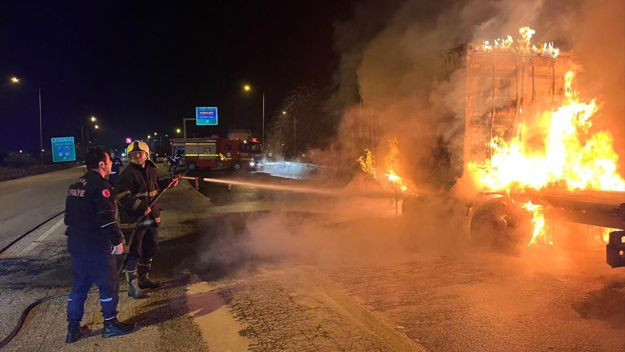 Adana'da seyir halindeki tırda yangın çıktı