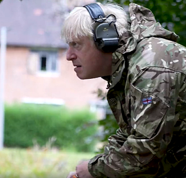 Boris Johnson askeri eğitime katılarak el bombası attı