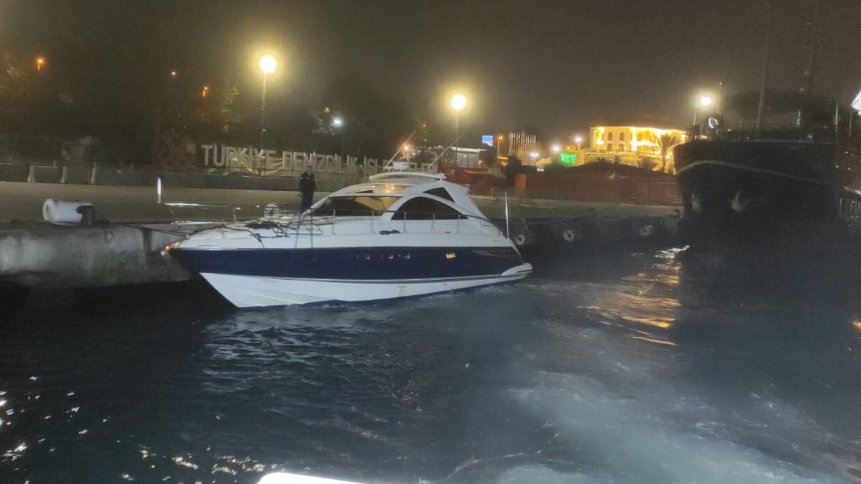 Haliç önlerinde sürüklenen tekne kurtarıldı