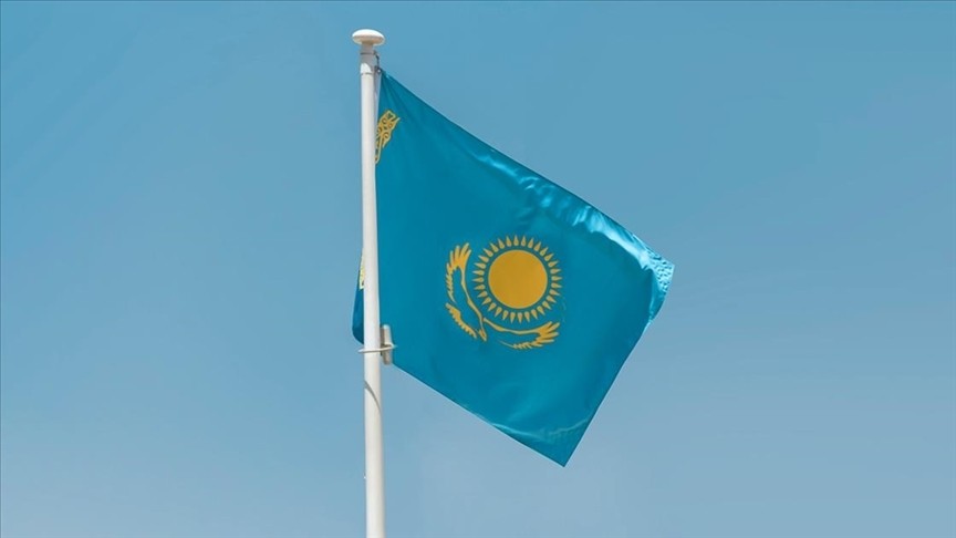 Kazakistan'ın en büyük bayrağı göndere çekildi