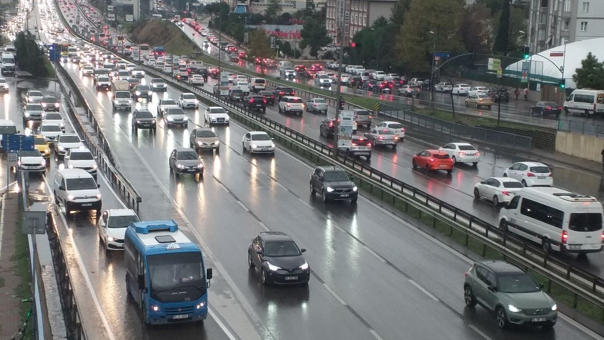İstanbul'da yağmurun da etkisiyle trafik yoğunluğu yüzde 80'e ulaştı