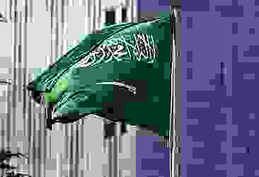 Suudi Arabistan bayrağını, armasını ve marşını değiştiriyor