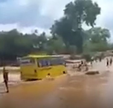 Kenya'da düğün otobüsü nehre düştü