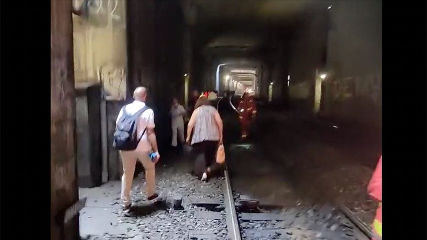 Fransa'da yolcular tünellerde mahsur kaldı