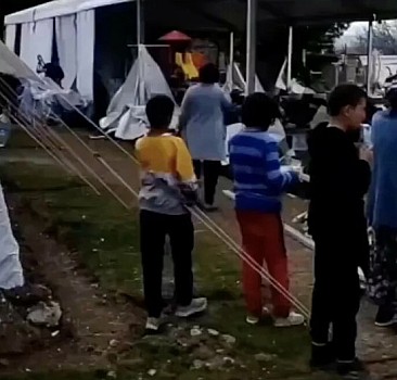 Muhalifler depremzedelere verilen çadırı topladılar
