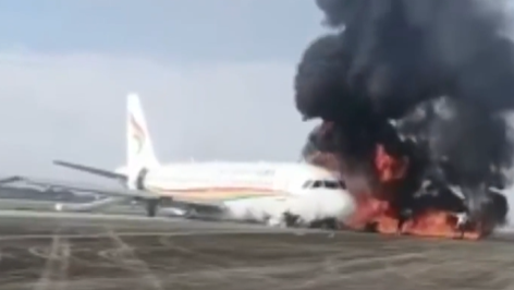 Çin'de yolcu uçağı pistten çıkarak alev aldı