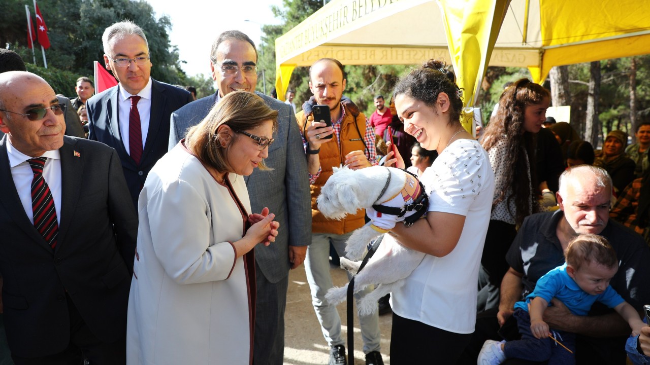 Başkan Şahin, Dünya Hayvanları Koruma Günü'nde can dostlar ile bir araya geldi