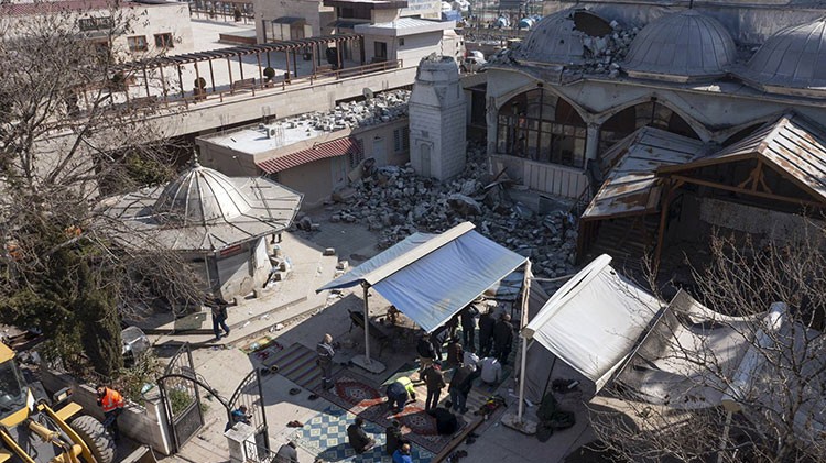 Depremden etkilenen Hatay'da cuma namazı kılındı