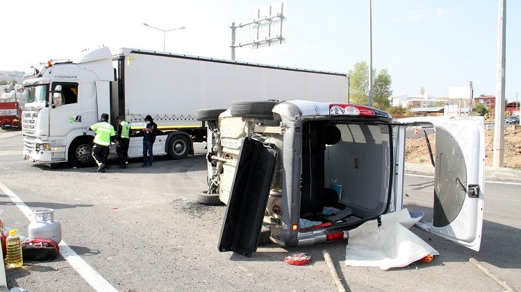 Sivas'ta hafif ticari araç ile tır çarpıştı: 3 yaralı
