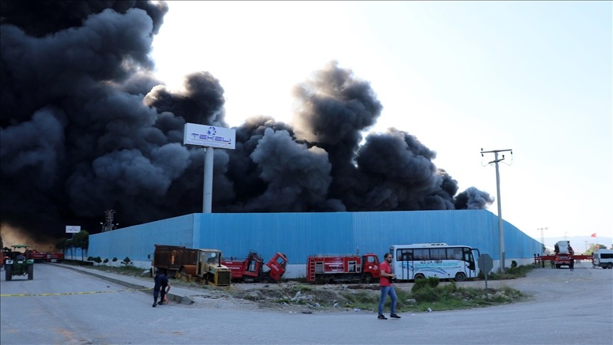 Manisa'da fabrikada yangın: Ekipler müdahale ediyor