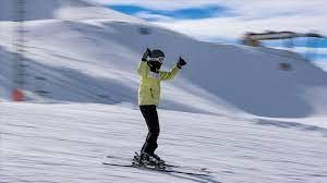 Sarıkamış Kayak Merkezi'nde ilkbaharda kayak keyfi sürüyor