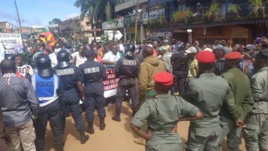 Kamerun'da halk polis şiddeti için ayaklandı