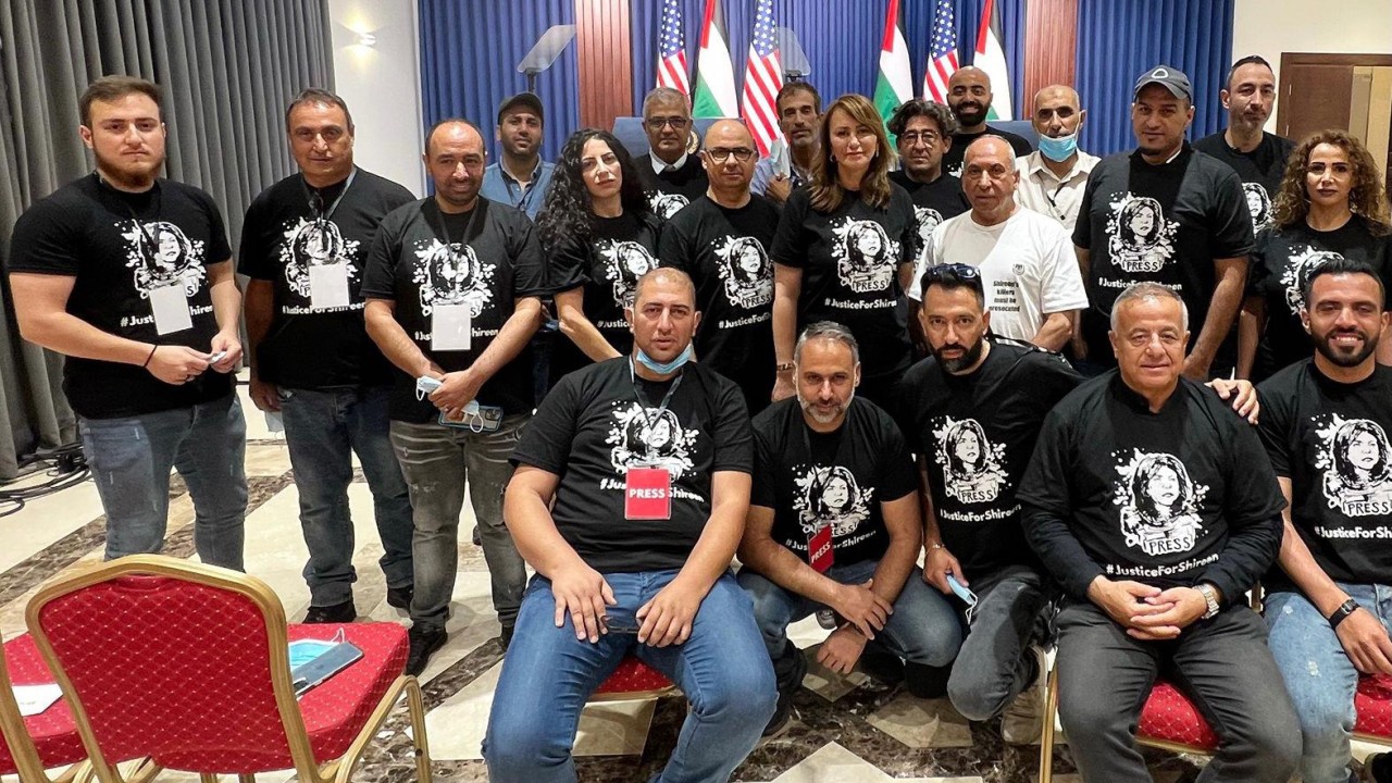 Filistinli gazeteciler Ebu Akile'li tişörtler giydi