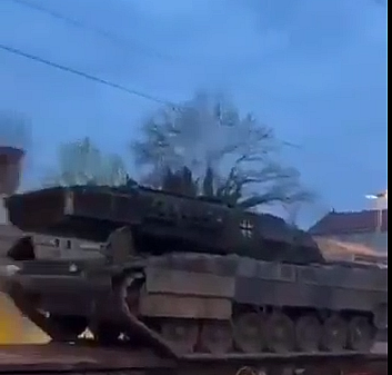 Tank yüklü tren Almanya'dan Ukrayna'ya doğru ilerliyor