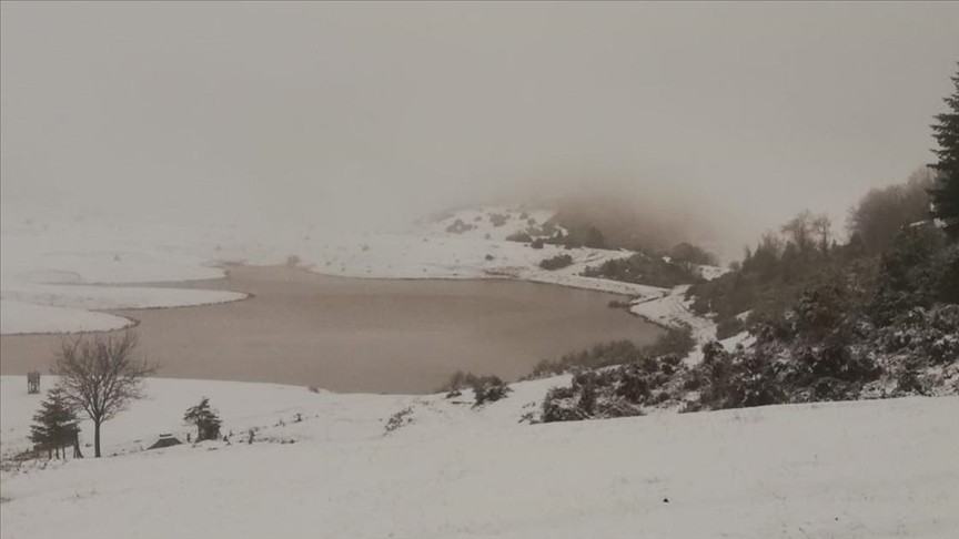 Sakarya'nın yüksek kesimlerine mevsimin ilk karı yağdı
