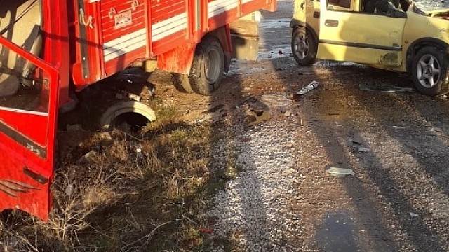 Antalya otomobille tır çarpıştı: Ölü ve yaralılar var