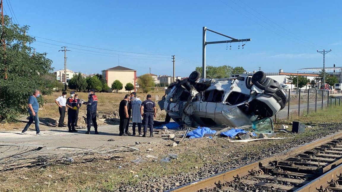 Tekirdağ'da tren minibüse çarptı: 4 ölü