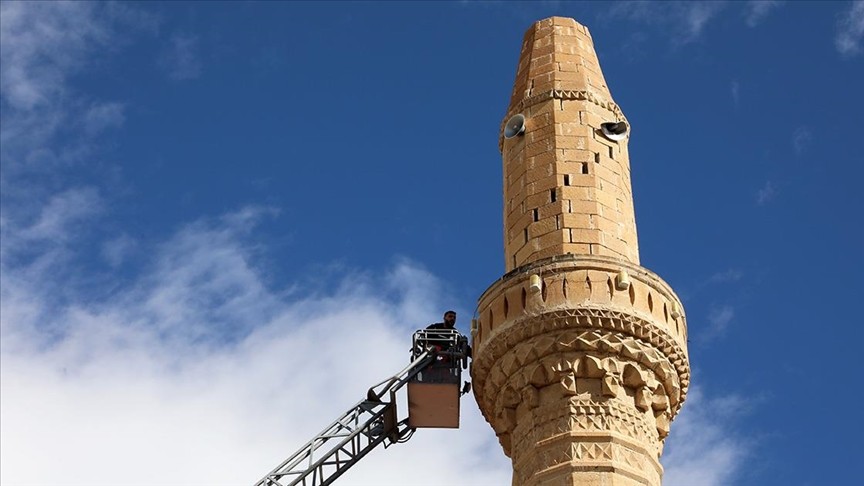 Depremlerde hasar gören minare yıkıldı