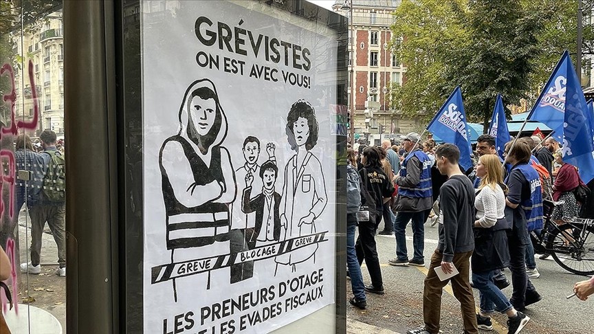 Fransız İçişleri Bakanı'ndan  grevdeki çöpçüleri "zorla çalıştır" baskısı