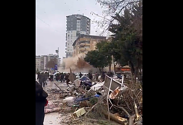 Depremde binanın yıkılma anı görüntülendi