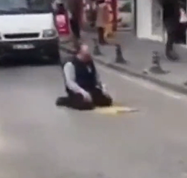 Samsun'da bir vatandaş yolun ortasında namaz kıldı