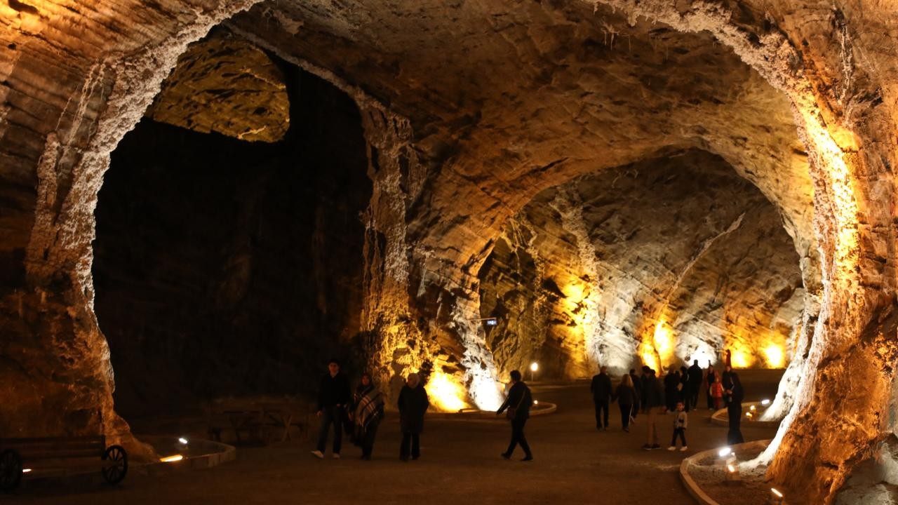 Iğdır'daki tuz mağaraları 10 bin ziyaretçiyi ağırladı