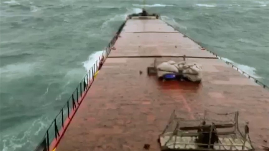 İstanbul'da sürüklenen kuru yük gemisi kurtarıldı