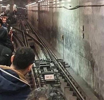İstanbul'da yine bir metro arızası! Yolcular raylarda yürüdü